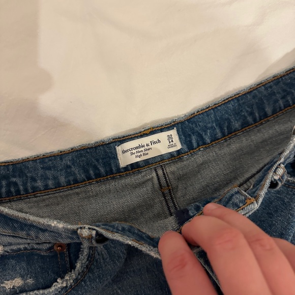 Abercrombie and Fitch high-rise the Mom short 32 - Picture 3 of 4